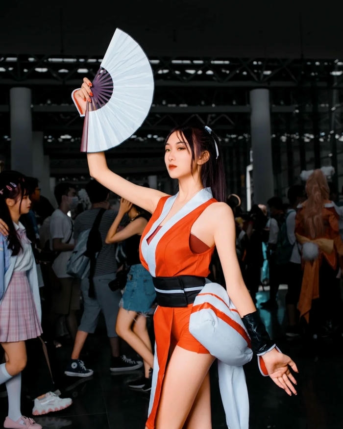 Mai Shiranui waifu đứng giữa đám đông cầm quạt trắng nổi bật