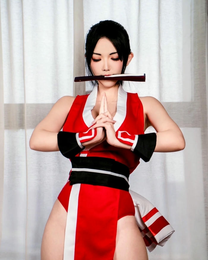 Mai Shiranui waifu ngậm quạt giấy ánh mắt sắc sảo cuốn hút