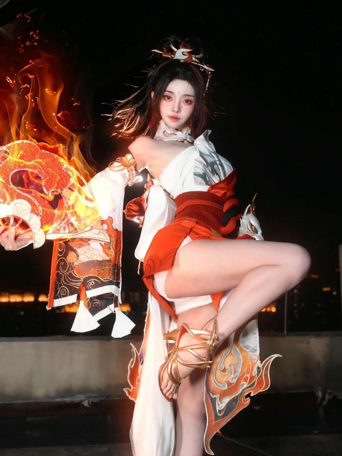 Mai Shiranui waifu ngồi giữa vòng lửa đỏ rực uy quyền