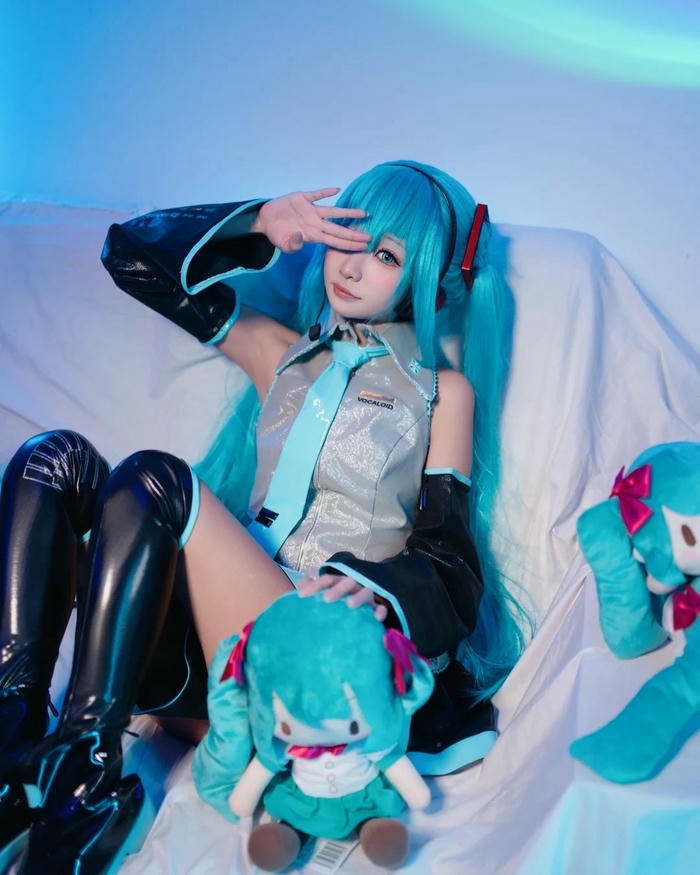 Miku waifu mặc sườn xám đỏ xẻ tà quyến rũ