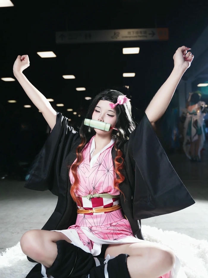 Nezuko Kamado cosplay giơ hai tay lên cao vui vẻ