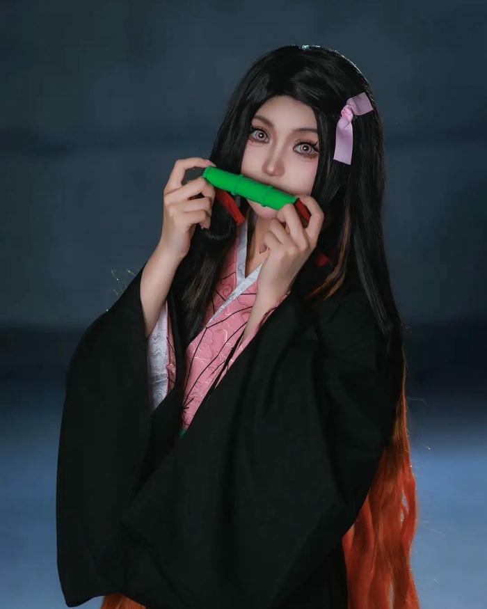 Nezuko Kamado cosplay hai tay giữ ống tre mắt long lanh