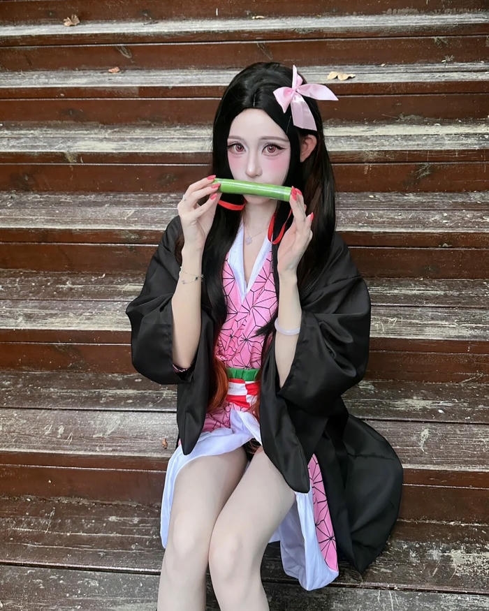 Nezuko Kamado cosplay ngồi nghỉ chân trên bậc thang gỗ cũ
