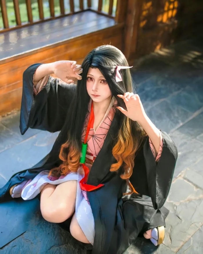 Nezuko Kamado cosplay ngồi vắt chân chữ ngũ cá tính