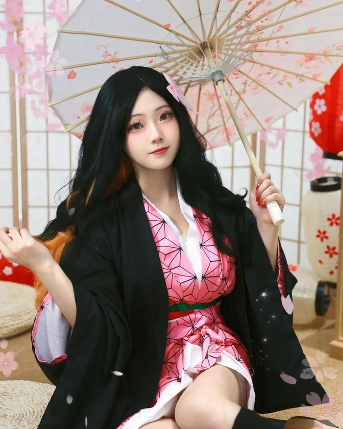 Nezuko waifu cầm dù giấy đỏ mặc kimono hồng xinh