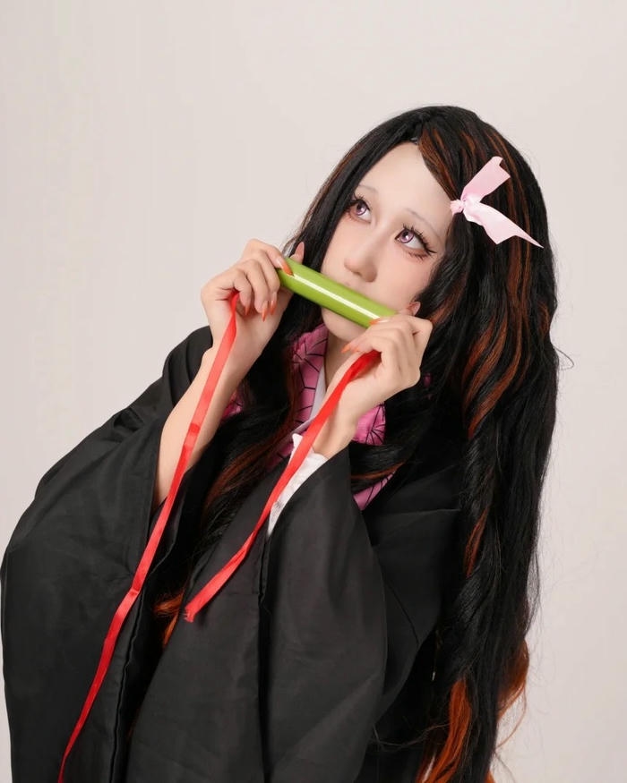 Nezuko waifu cầm ống tre tạo dáng dịu dàng xinh xắn