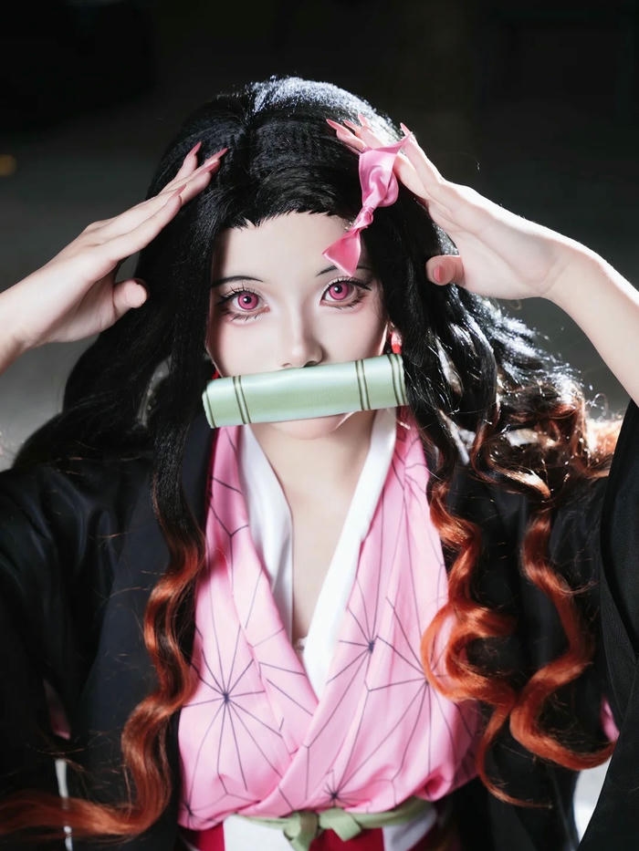 Nezuko waifu đưa hai tay lên má làm nũng dễ thương