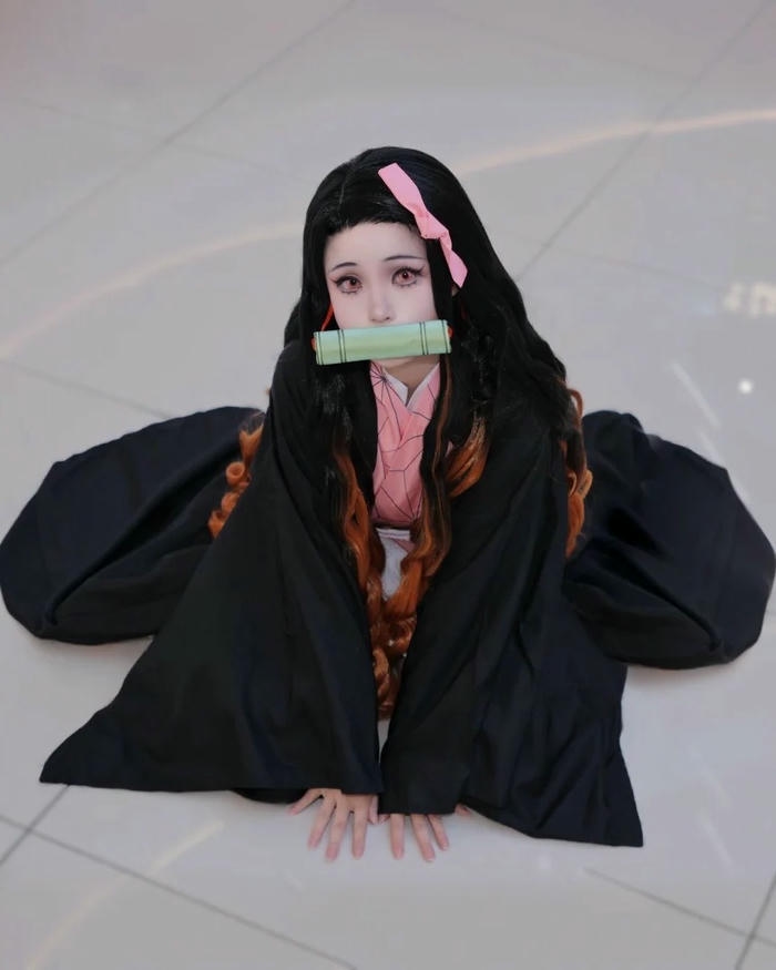 Nezuko waifu ngồi xòe váy rộng trên nền nhà trắng