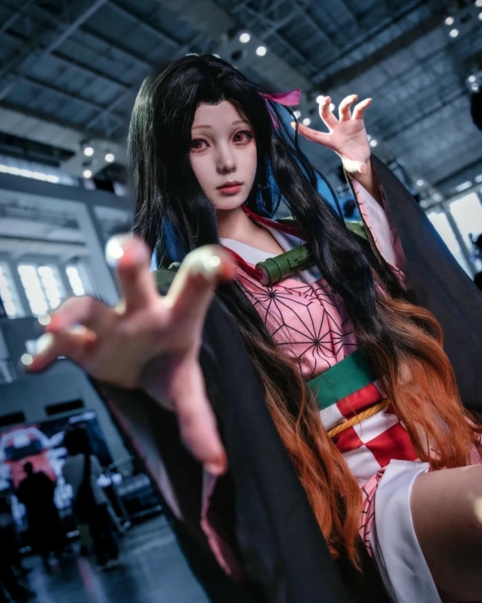 Nezuko waifu vươn tay về phía trước như muốn nắm