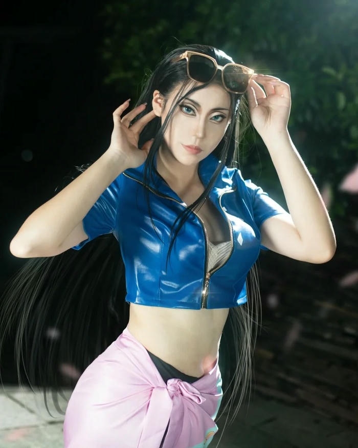 Nico Robin cosplay chỉnh kính trong rừng cây xanh mát