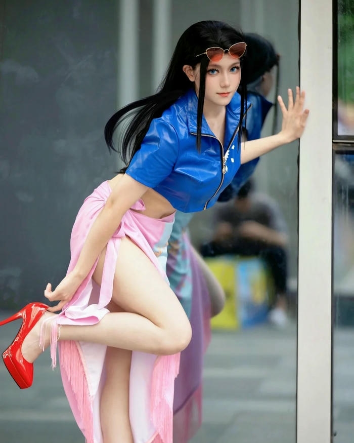 Nico Robin cosplay ngồi vắt chân trên ghế đá công viên