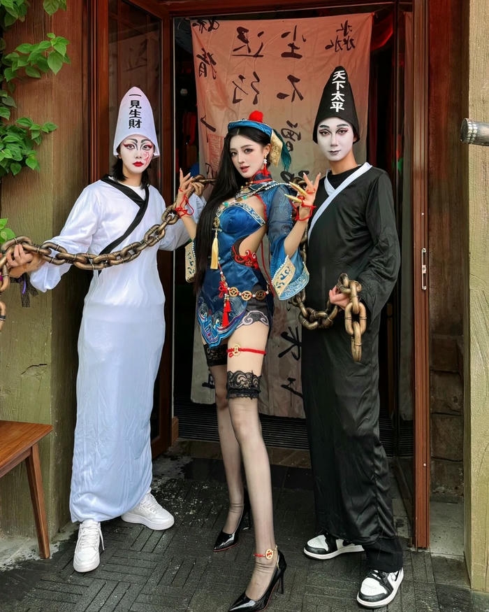 Trang phục Halloween ma quái nhóm cương thi hài hước