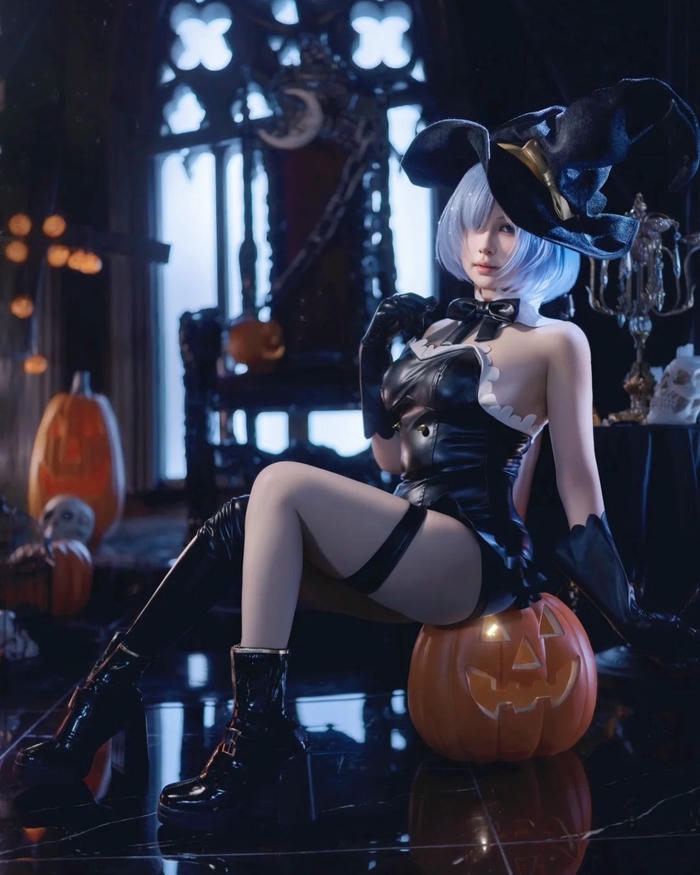 Trang phục Halloween ma quái phù thủy ngồi bí ngô cam