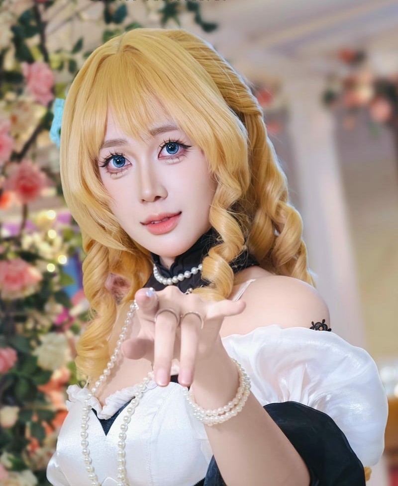 Trang phục cosplay nữ tóc vàng hầu gái hoa hồng đẹp