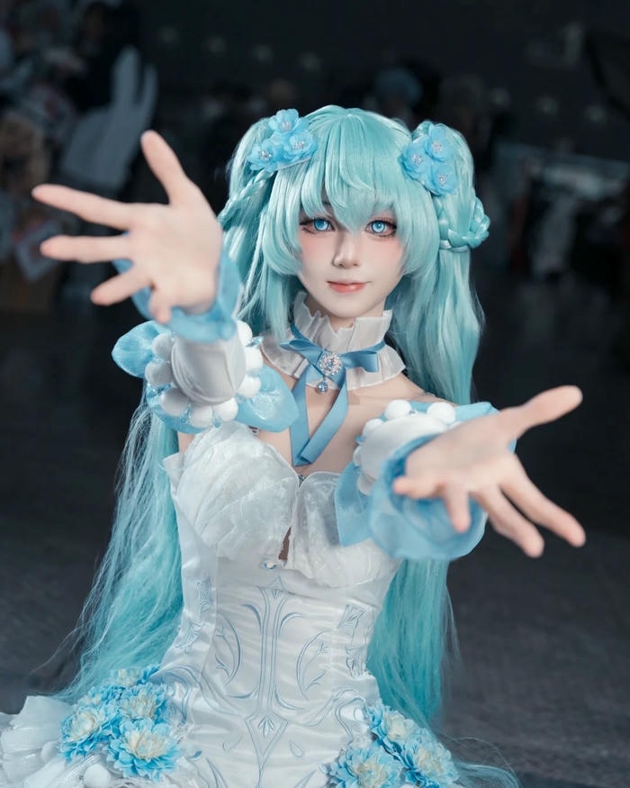 Vocaloid Miku cầm loa phóng thanh hét lớn cổ vũ