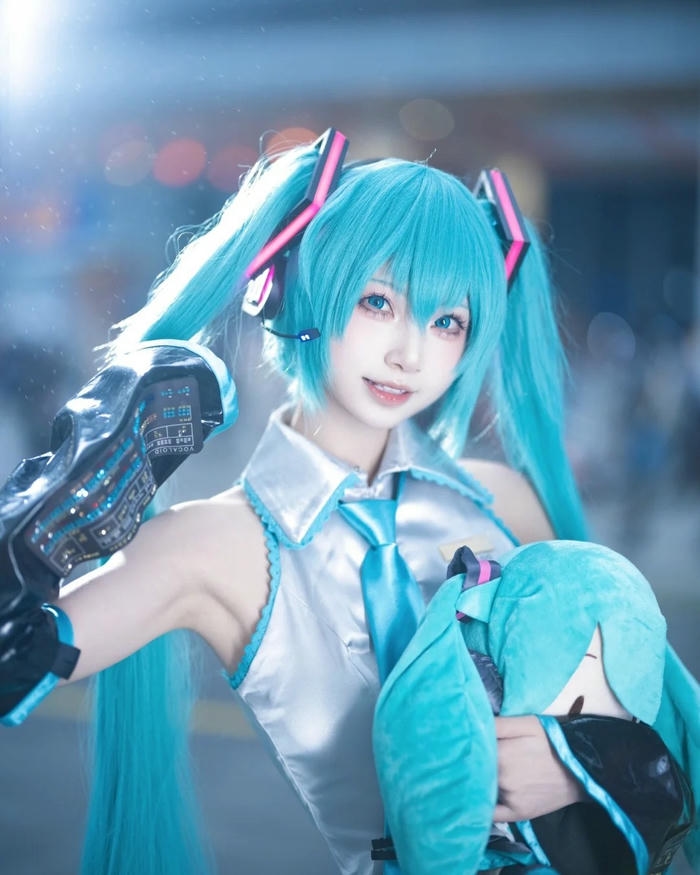 Vocaloid Miku chỉnh lại tai nghe chuẩn bị biểu diễn