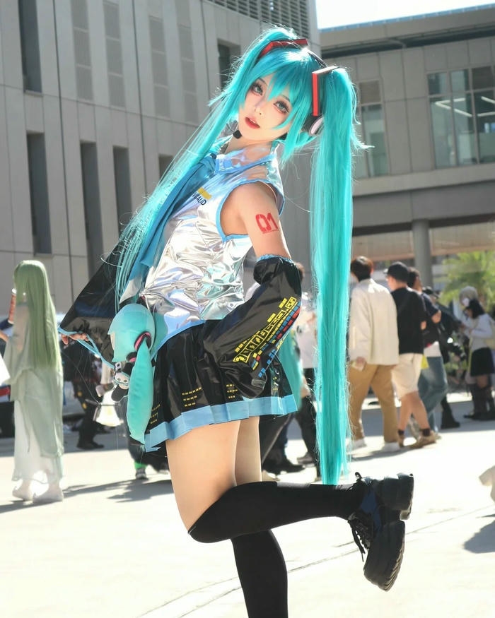 Vocaloid Miku ngồi uống trà chiều phong cách quý tộc