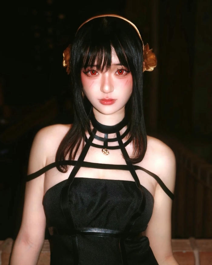 Yor Briar nhìn thẳng ống kính với vẻ mặt ngây thơ