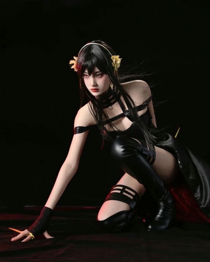 Yor Forger cosplay bò trườn trên sàn nhà tối bí ẩn