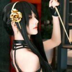 Yor Forger cosplay cầm kim châm nhìn xa xăm đượm buồn