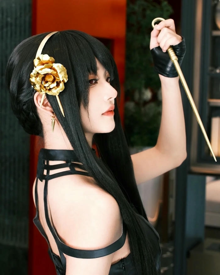 Yor Forger cosplay cầm kim châm nhìn xa xăm đượm buồn