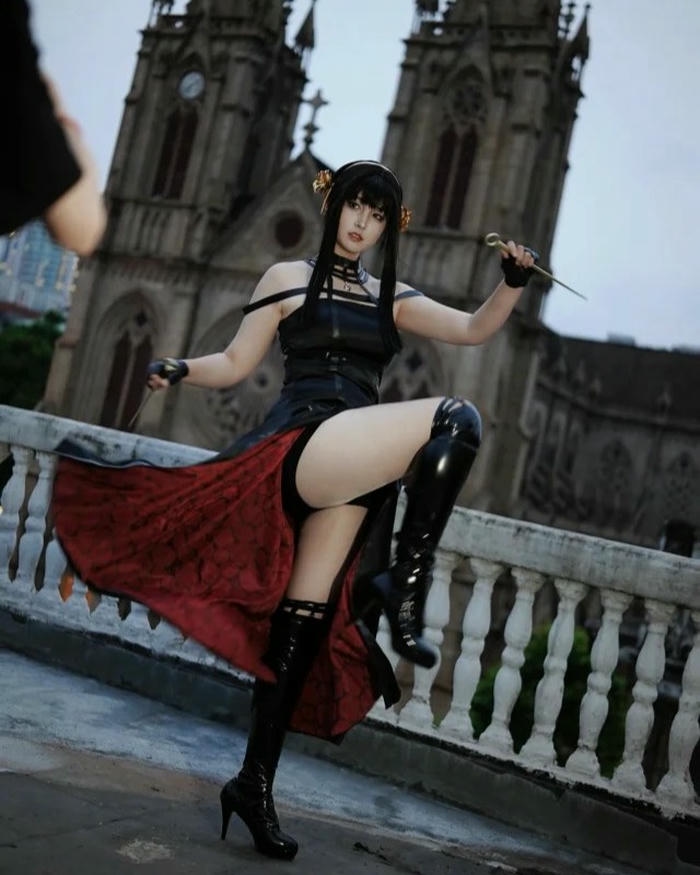 Yor Forger cosplay đá chân cao trước tòa lâu đài lớn