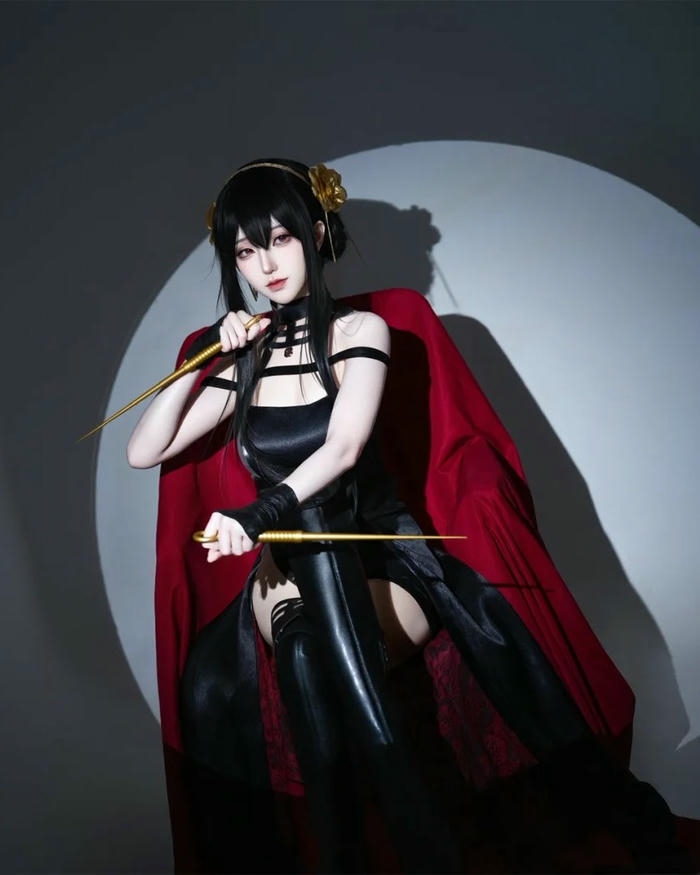 Yor Forger cosplay đứng dưới ánh đèn sân khấu nổi bật