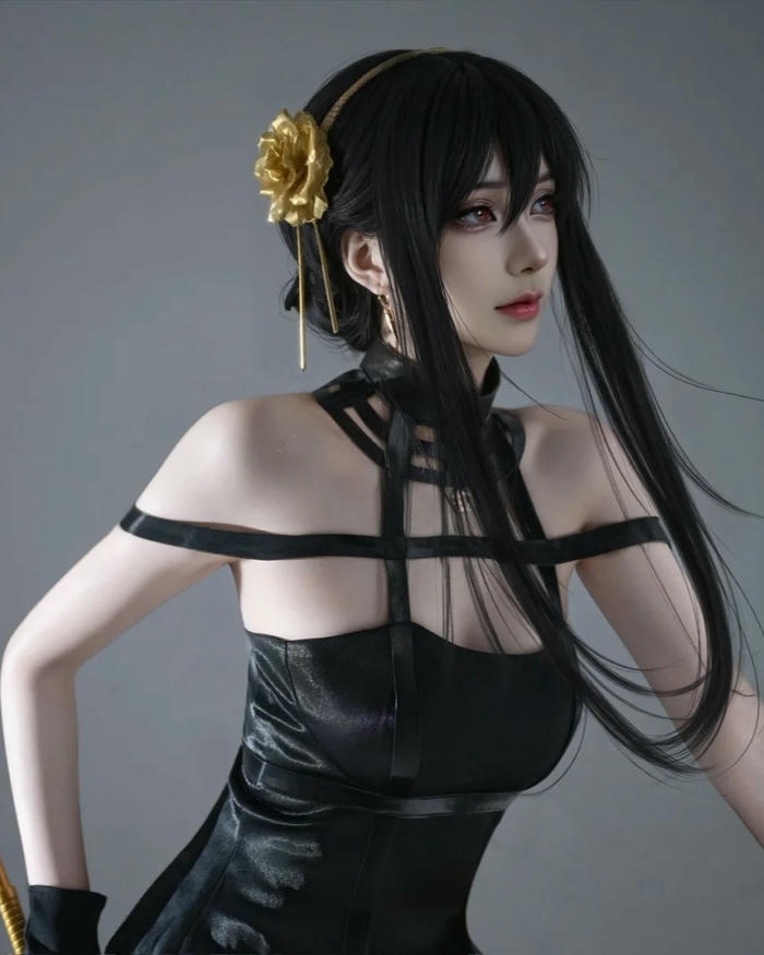 Yor Forger cosplay đứng nghiêng người khoe dáng vóc chuẩn đẹp