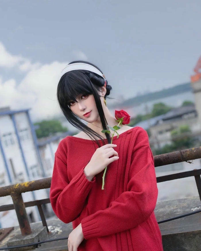 Yor Forger cosplay mặc áo len đỏ cầm hoa hồng lãng mạn