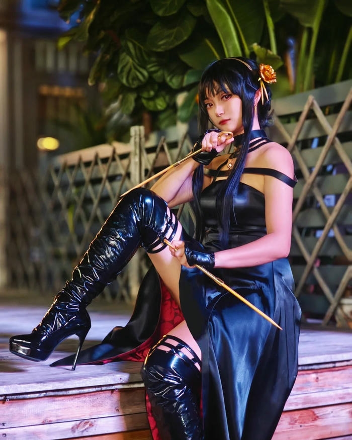 Yor Forger cosplay ngồi nghỉ ngơi trên bậc thang đá xanh