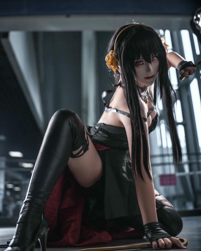 Yor Forger cosplay quỳ gối cầm kim châm sắc bén ngầu