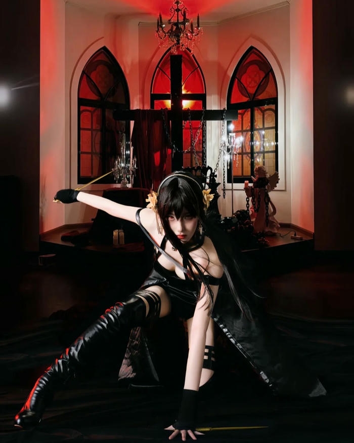 Yor Forger cosplay tạo dáng chiến đấu trong nhà thờ cổ