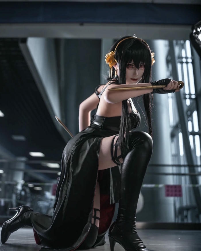 Yor Forger cosplay thủ thế chiến đấu trong nhà xưởng cũ