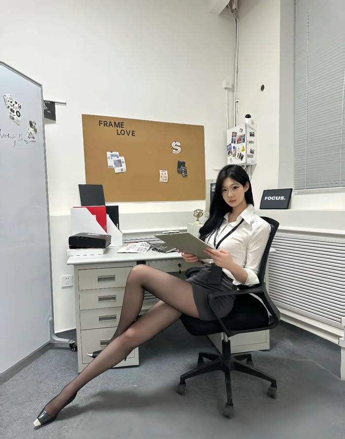 ảnh gái văn phòng chân dài quyến rũ
