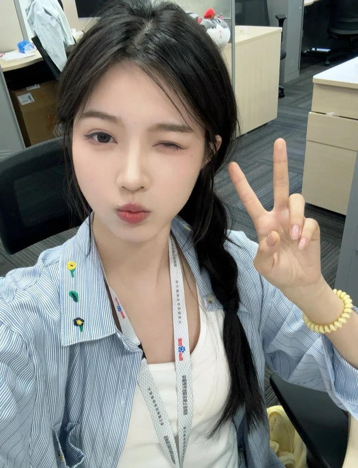 ảnh gái văn phòng không khí chuyên cần