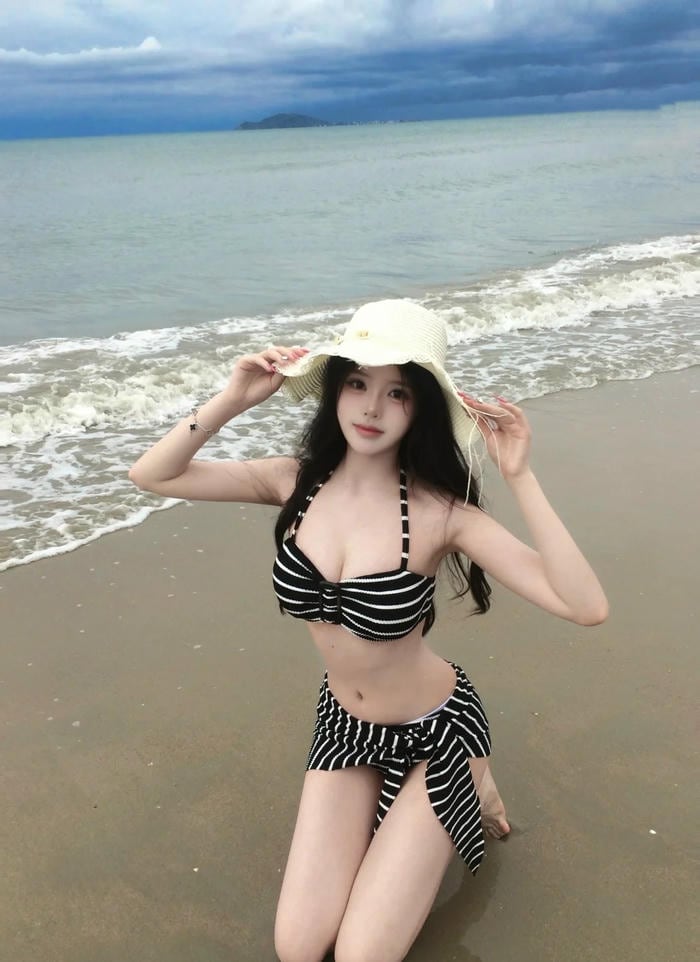 ảnh gái xinh mặc bikini đi biển dáng chuẩn
