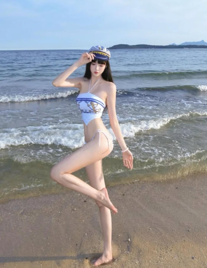 ảnh gái xinh mặc bikini đi biển dáng đẹp