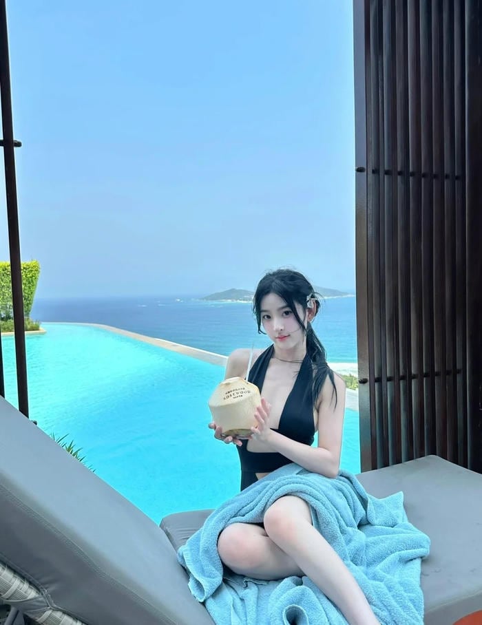 ảnh gái xinh mặc bikini đi biển thân hình cân đối