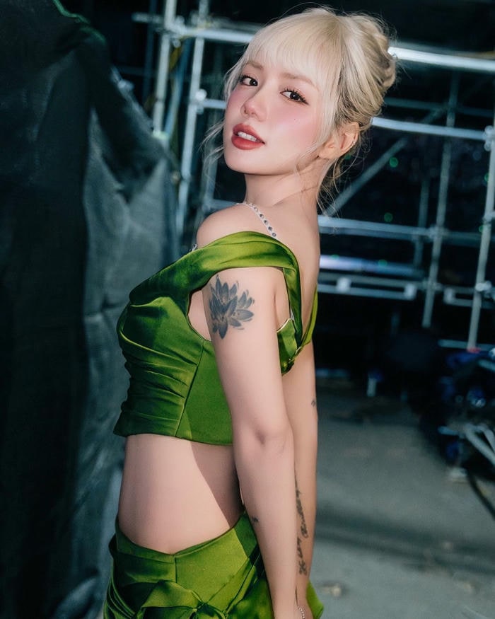 ảnh phương ly bikini sexy ánh sáng ngoài trời