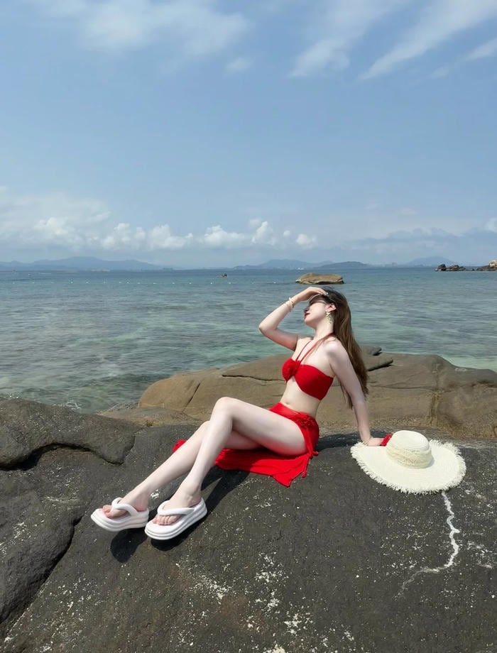 dáng chuẩn ảnh gái xinh mặc bikini đi biển