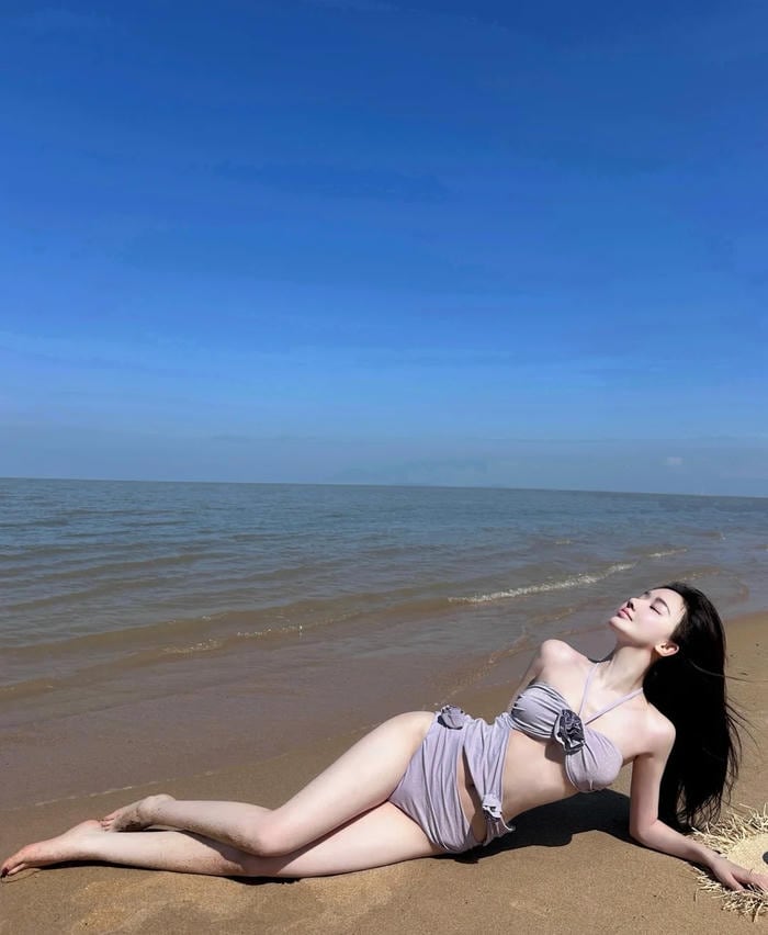 dáng người hài hòa ảnh gái xinh mặc bikini đi biển