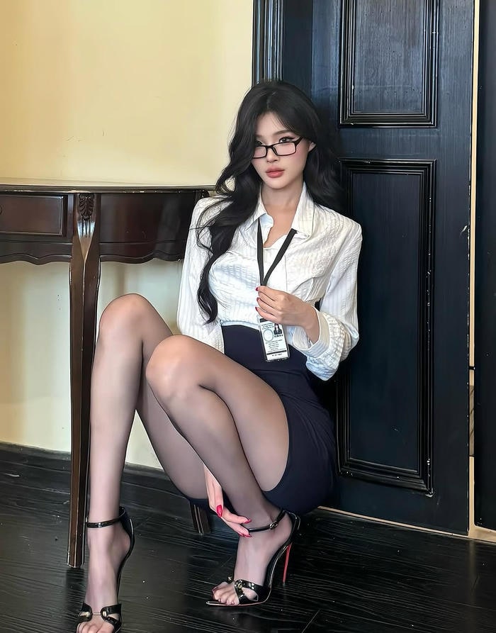 hình ảnh gái văn phòng ánh nhìn tập trung