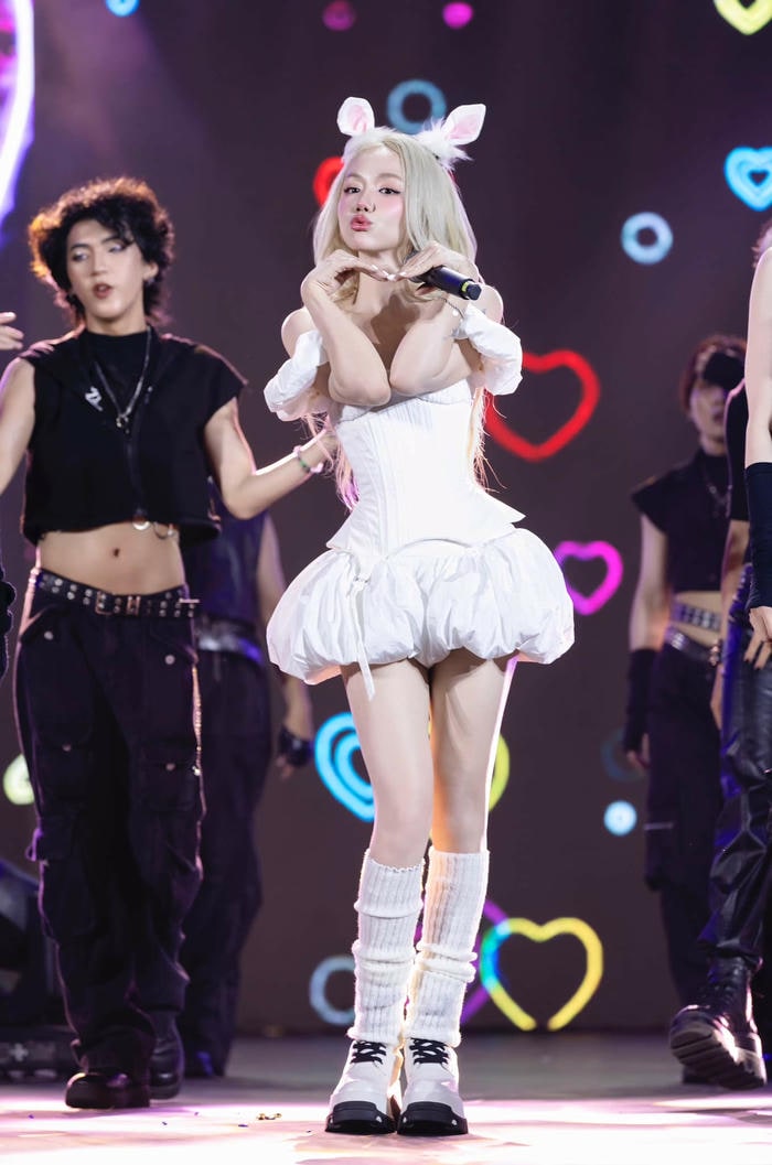 phương ly bikini sexy gu ăn mặc hiện đại