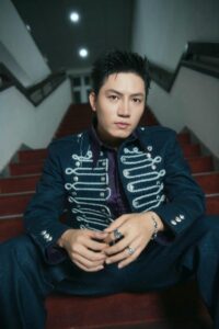 Ảnh Anh Tú Voi Bản Đôn ngầu phong cách cá tính