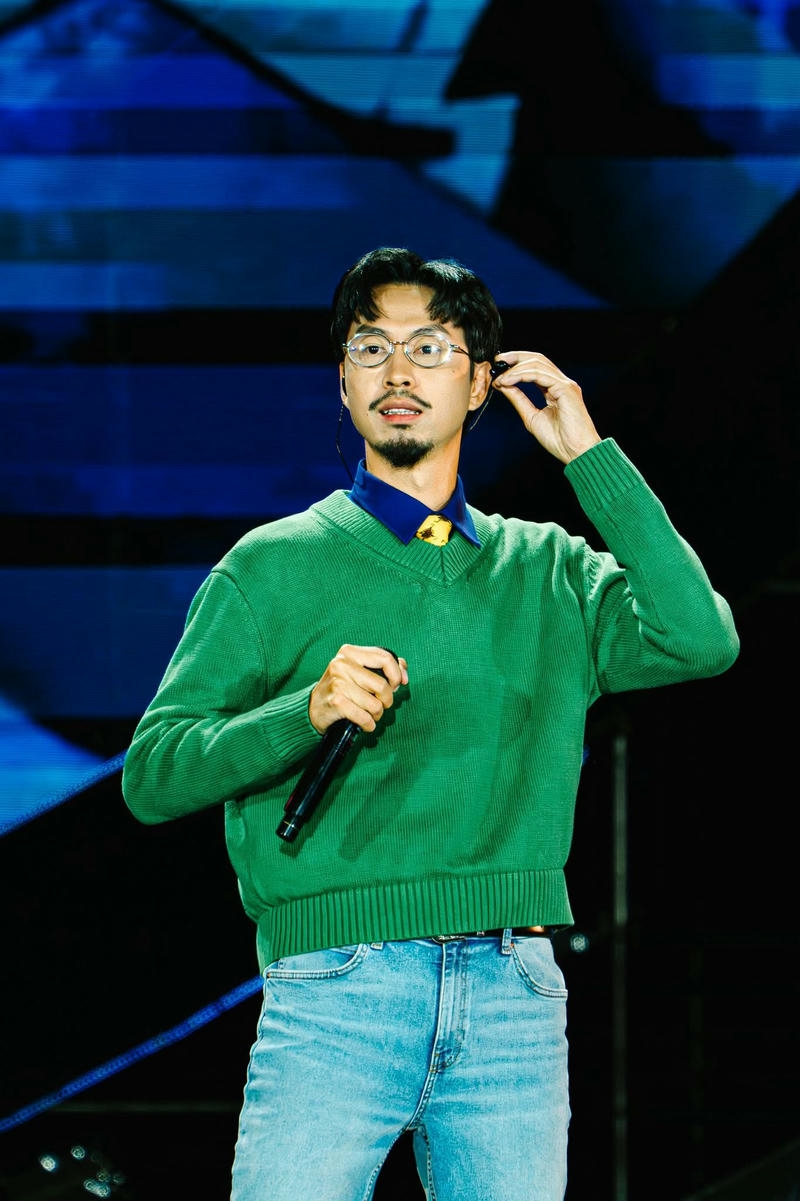 Ảnh Đen Vâu cầm micro đầy năng lượng khi biểu diễn