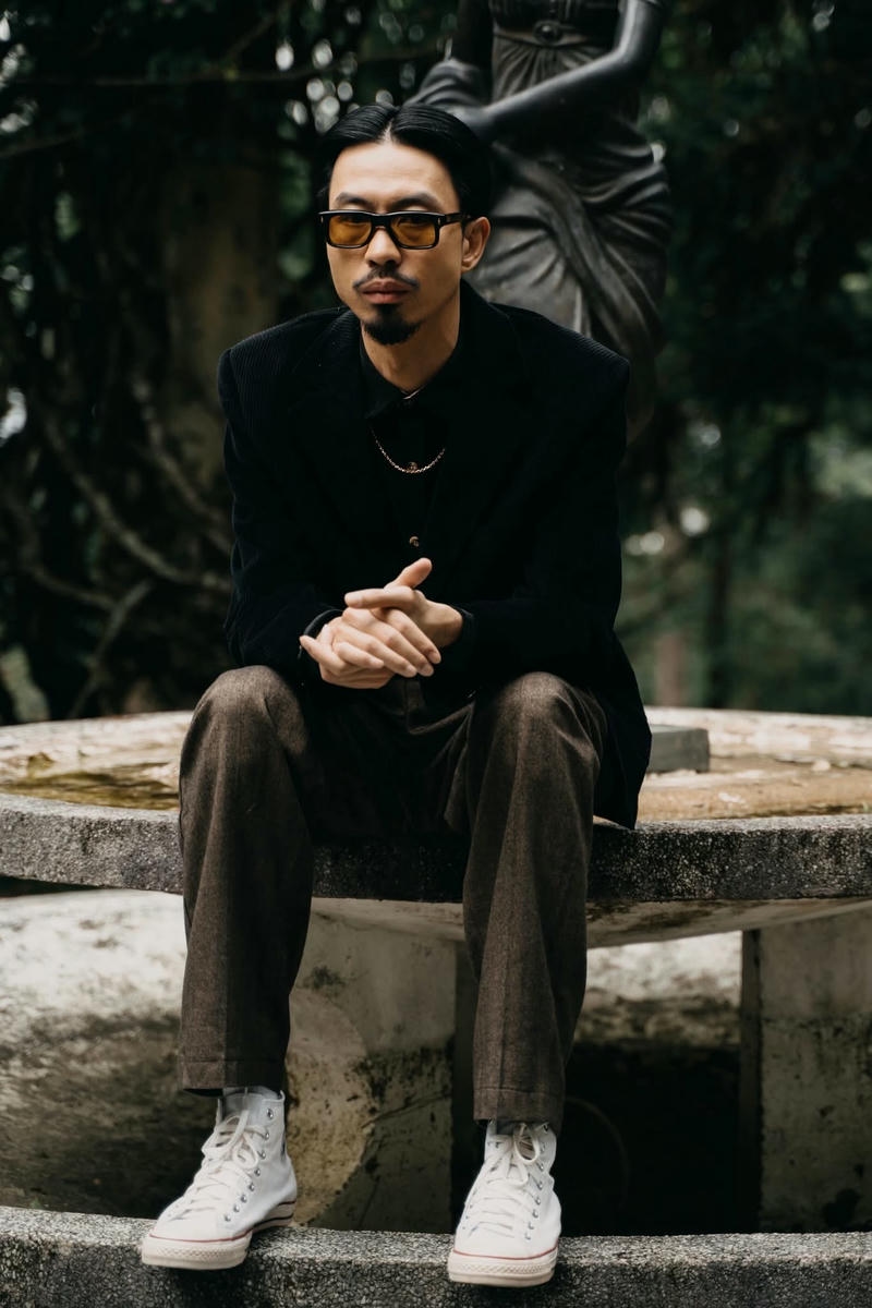 Ảnh Đen Vâu ngầu với trang phục đen cá tính mạnh