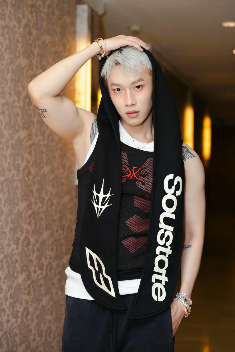 Ảnh Kay Trần ánh mắt sâu lắng đầy cảm xúc