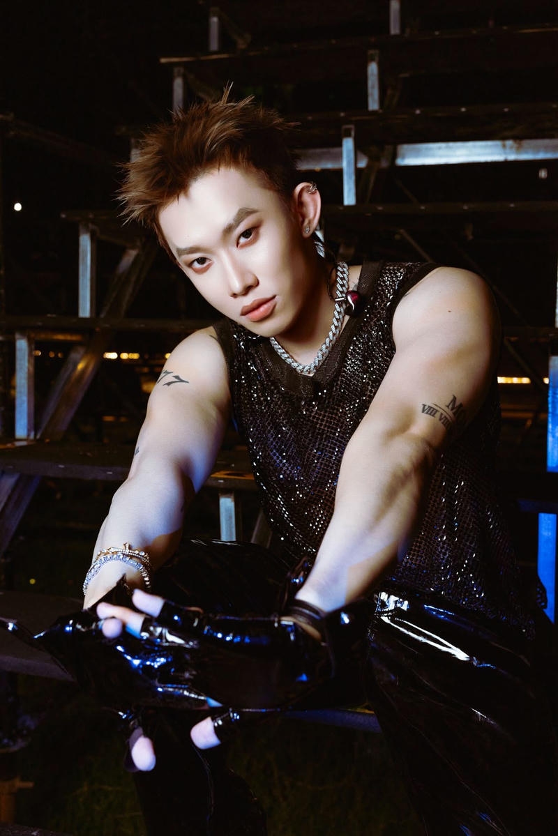 Ảnh Kay Trần biểu cảm lạnh lùng đầy cuốn hút