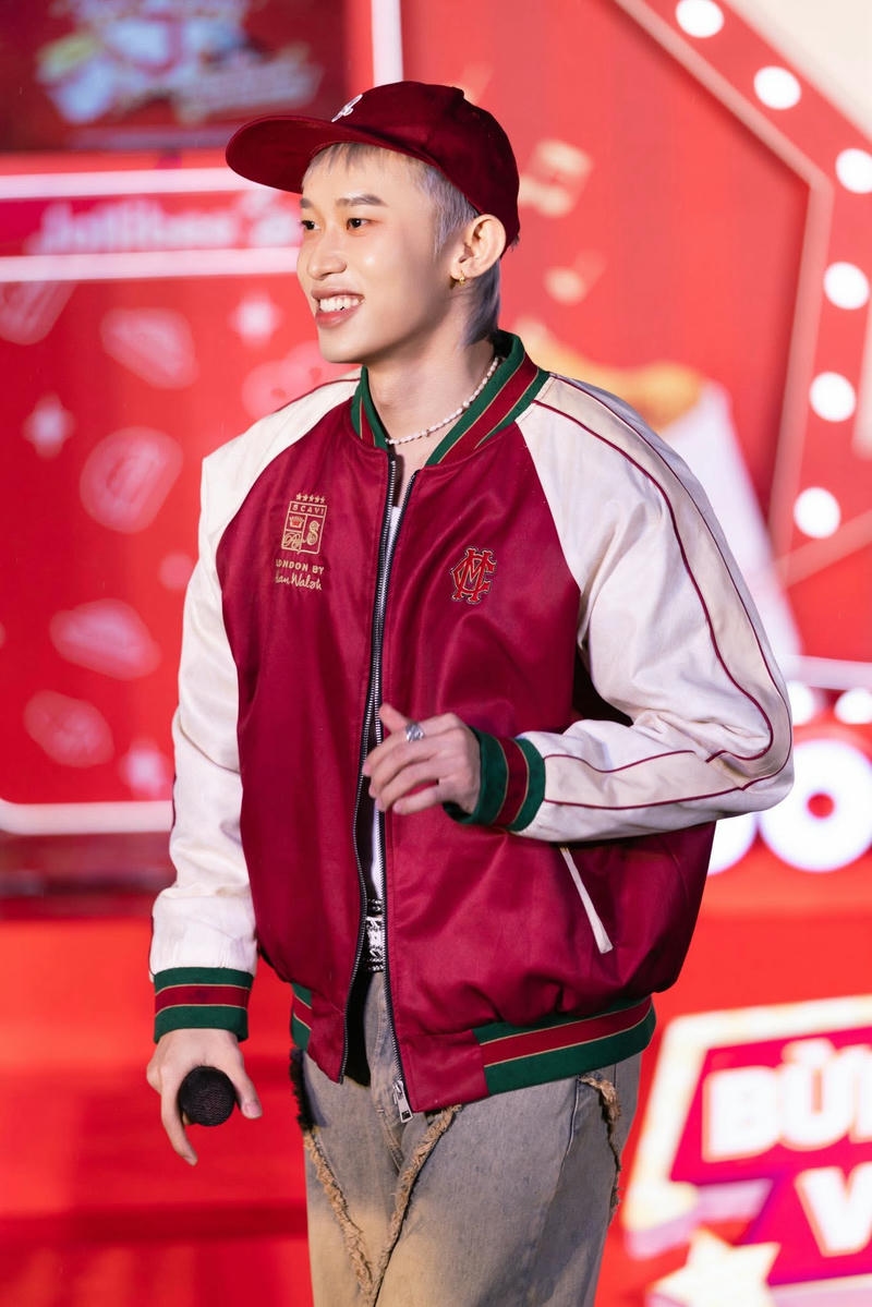 Ảnh Kay Trần biểu diễn sôi động trên sân khấu lớn