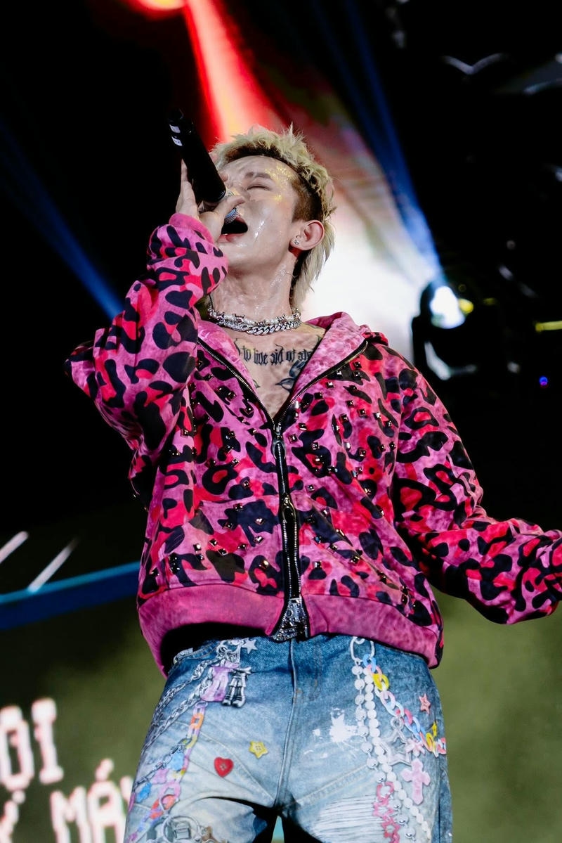 Ảnh Kay Trần phong cách cá tính nổi bật giữa đám đông